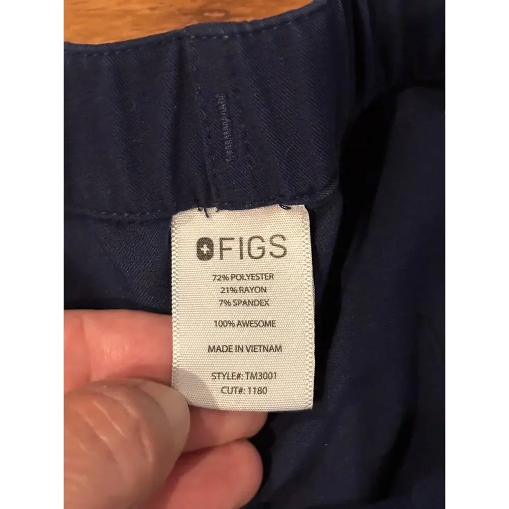 Figs cairo straight legs men’s small scrub pants in navy blue. Zipper fly